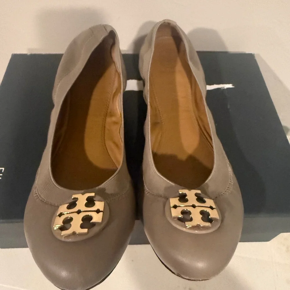 Tory Burch Minnie Travel Ballet Flat Women 9 Taupe Gray Gold Logo Good Condition